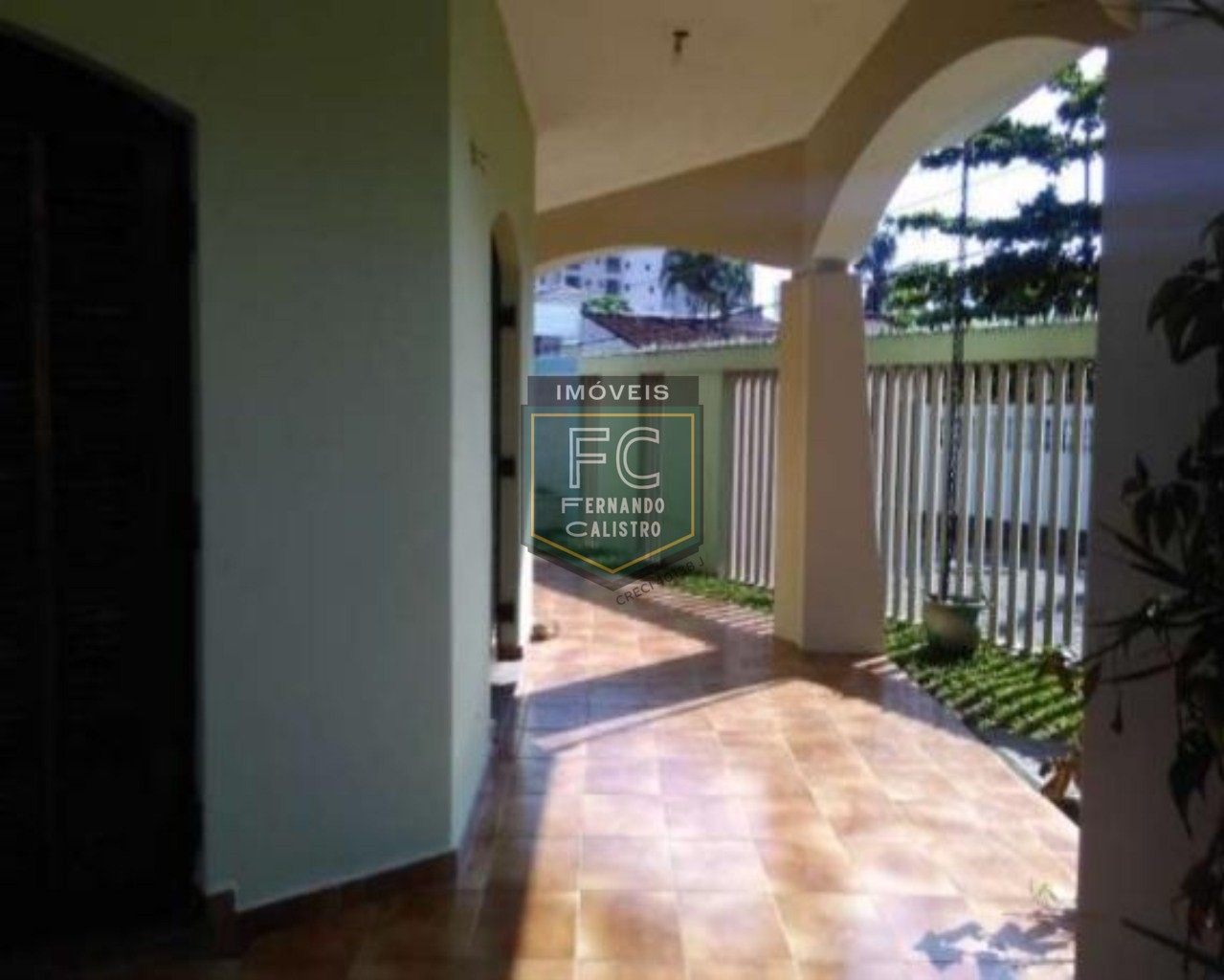 Casa de esquina na praia dos sonhos, itanhaém! 4 dormitórios (2 suítes), piscina c/ cascata, espaço gourmet coberto c/ churrasqueira, 6 vagas cobertas