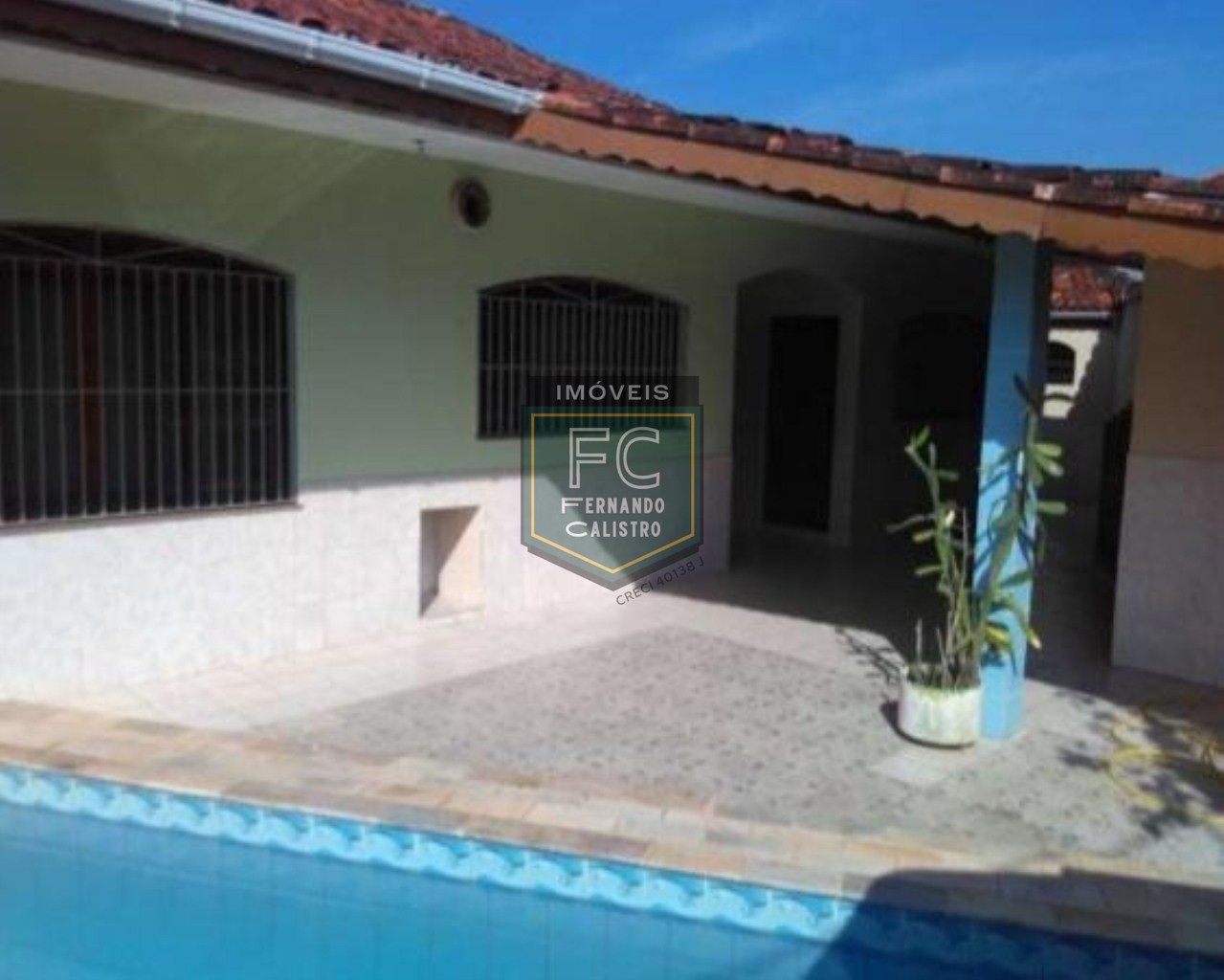 Casa de esquina na praia dos sonhos, itanhaém! 4 dormitórios (2 suítes), piscina c/ cascata, espaço gourmet coberto c/ churrasqueira, 6 vagas cobertas