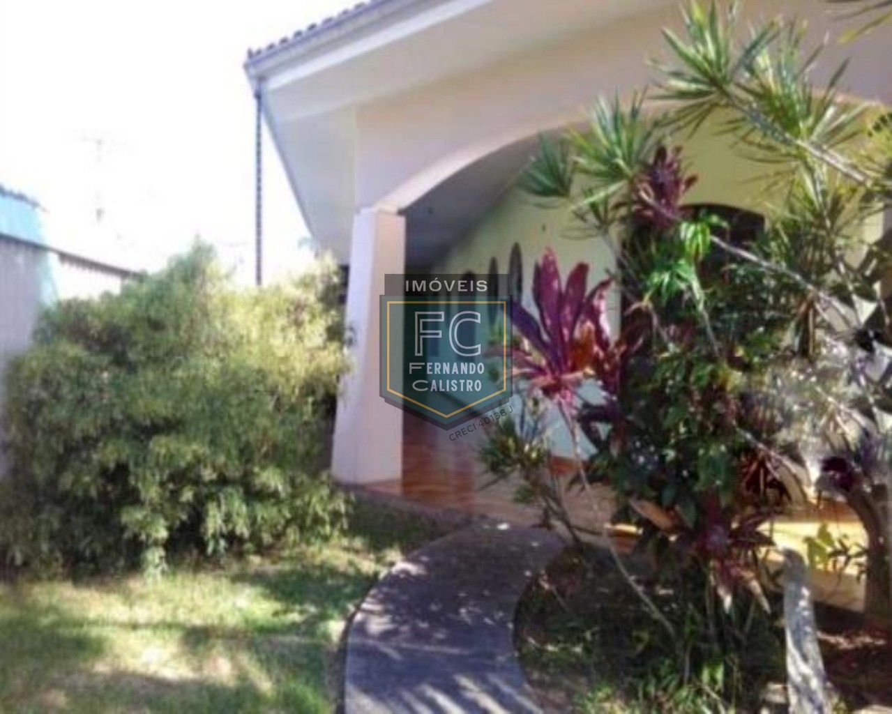 Casa de esquina na praia dos sonhos, itanhaém! 4 dormitórios (2 suítes), piscina c/ cascata, espaço gourmet coberto c/ churrasqueira, 6 vagas cobertas