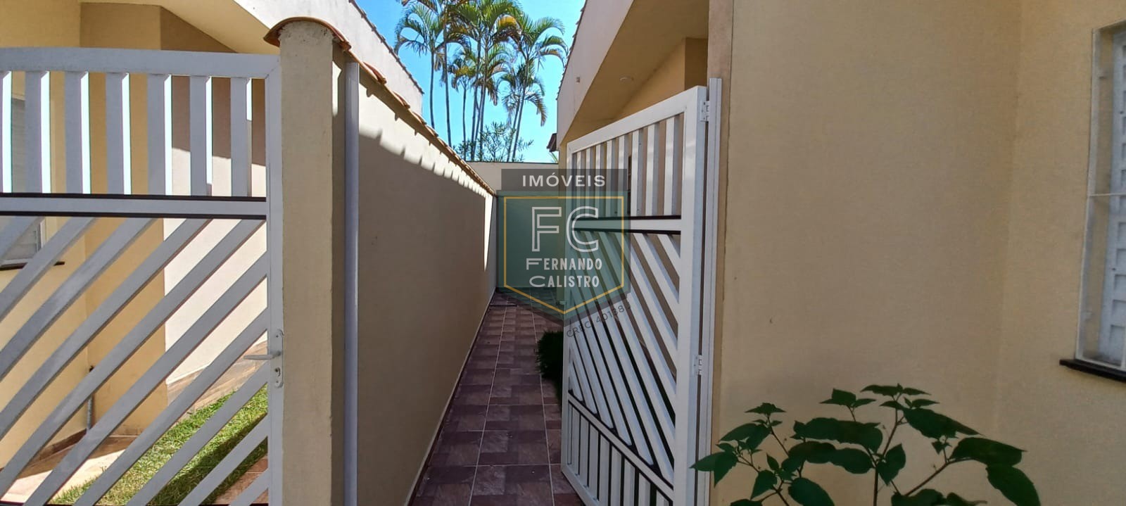 Casa térrea na praia em condomínio fechado, mobiliada, 2 dor