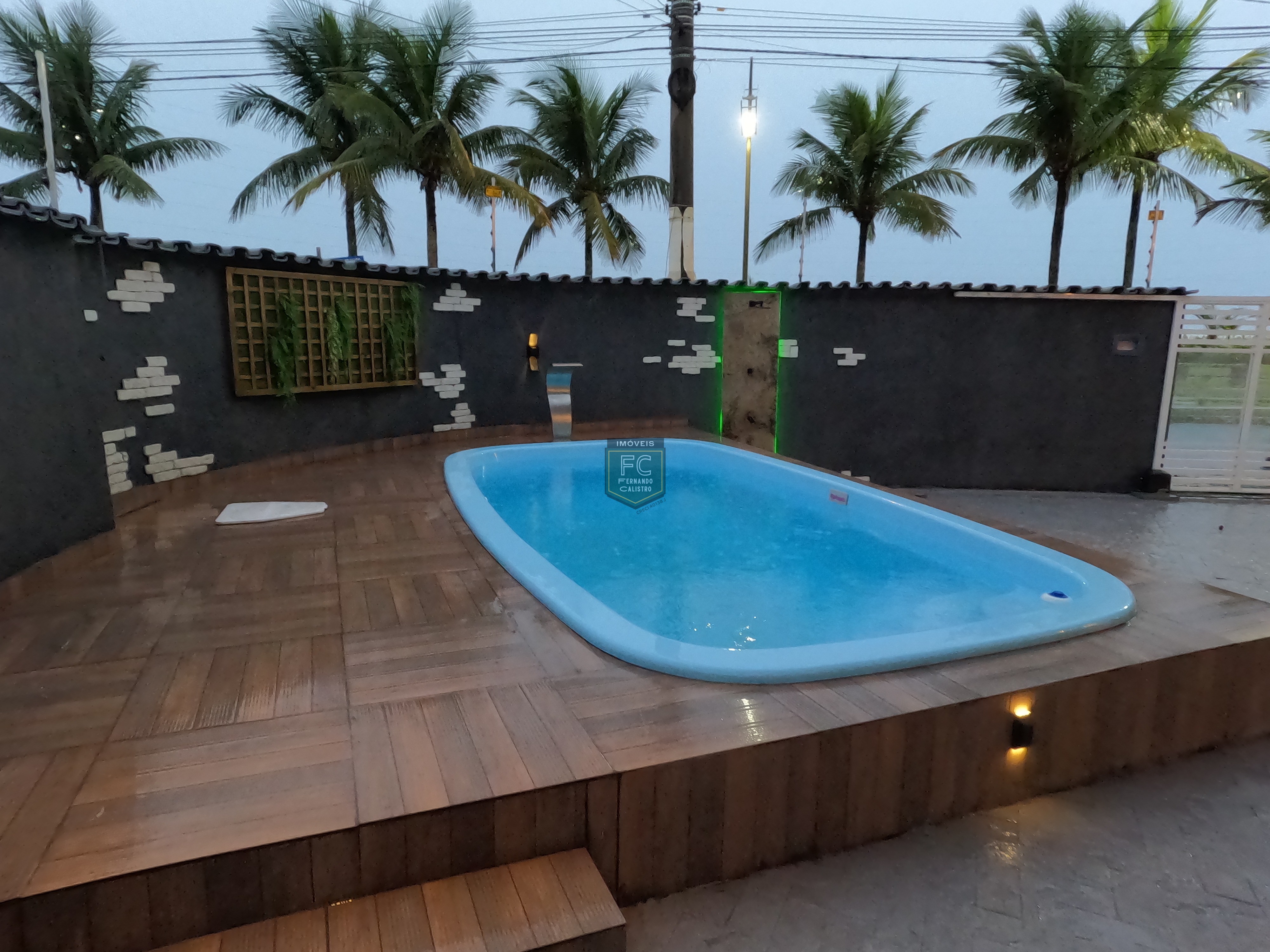 Casa térrea de esquina em frente ao mar, 3 dormitórios (1 su