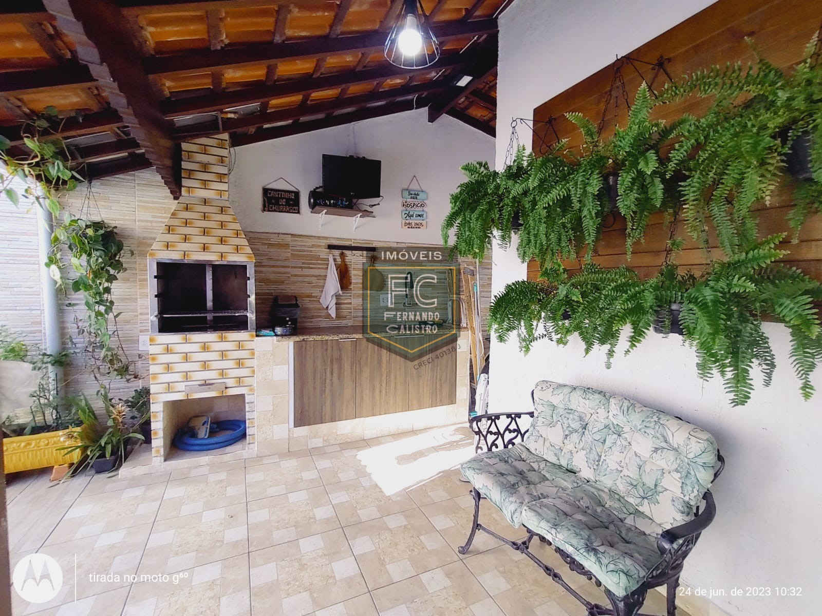 Casa térrea 3 dormitórios (1 suíte) de esquina modernizada, 