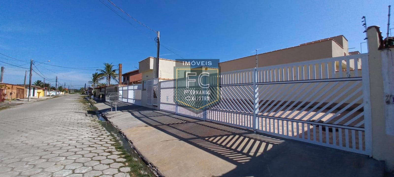 Casa térrea na praia em condomínio fechado, mobiliada, 2 dor