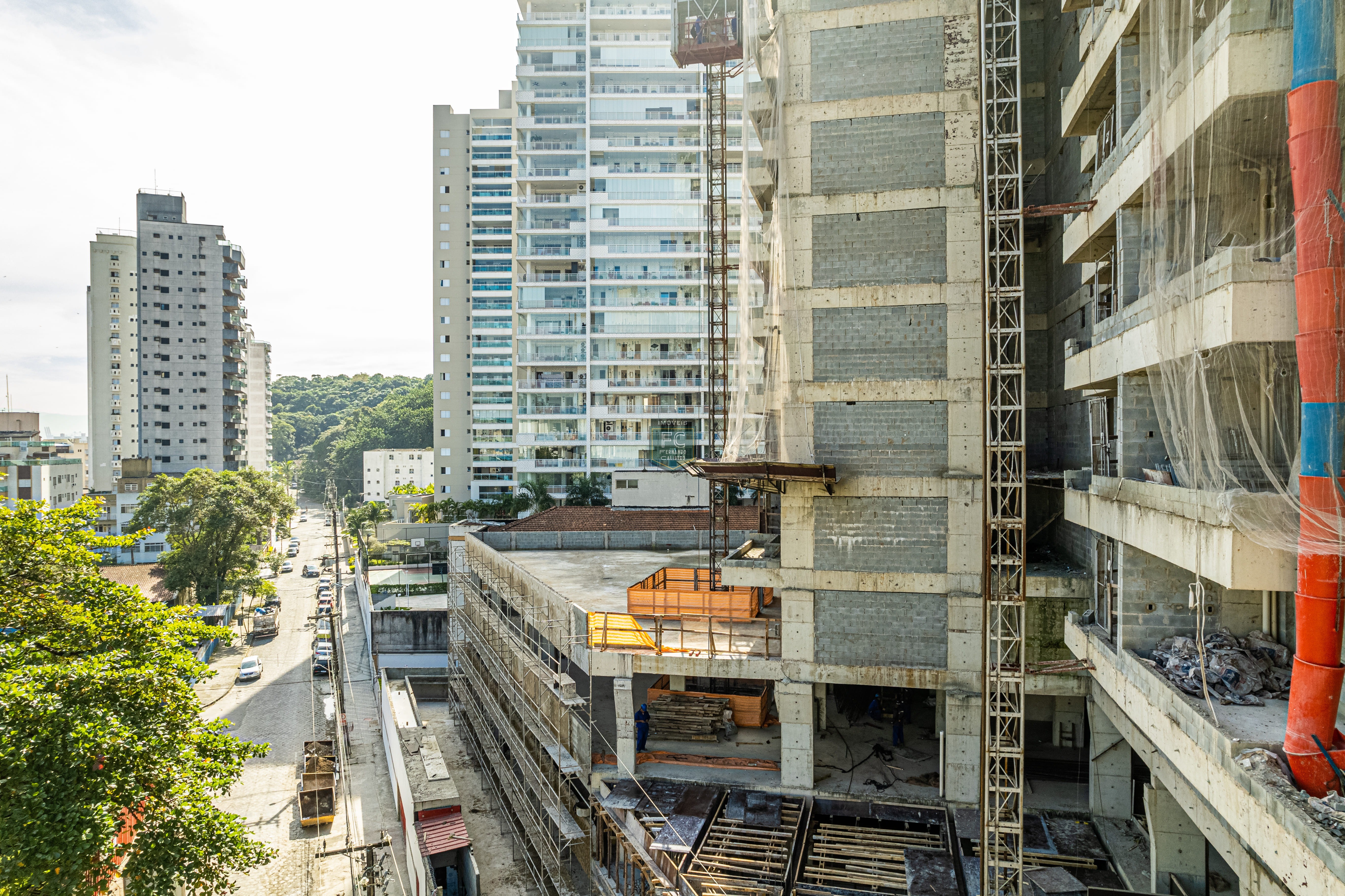 Investimento guarujá: apartamento alto padrão 2 dormitórios (1 suíte), varanda gourmet, 2 vagas, lazer de clube, financ. Direto, v. Alzira, guarujá sp