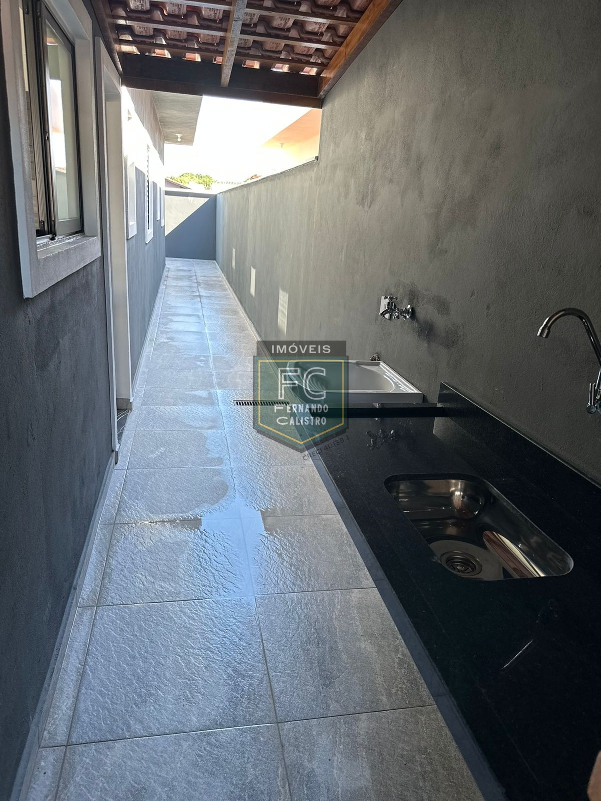 Casas novas prontas para morar, 2 dormitórios (1 suíte), quintal c/ piscina, área gourmet c/ churrasqueira, 2 vagas, 750 mts da praia, itanhaém - sp