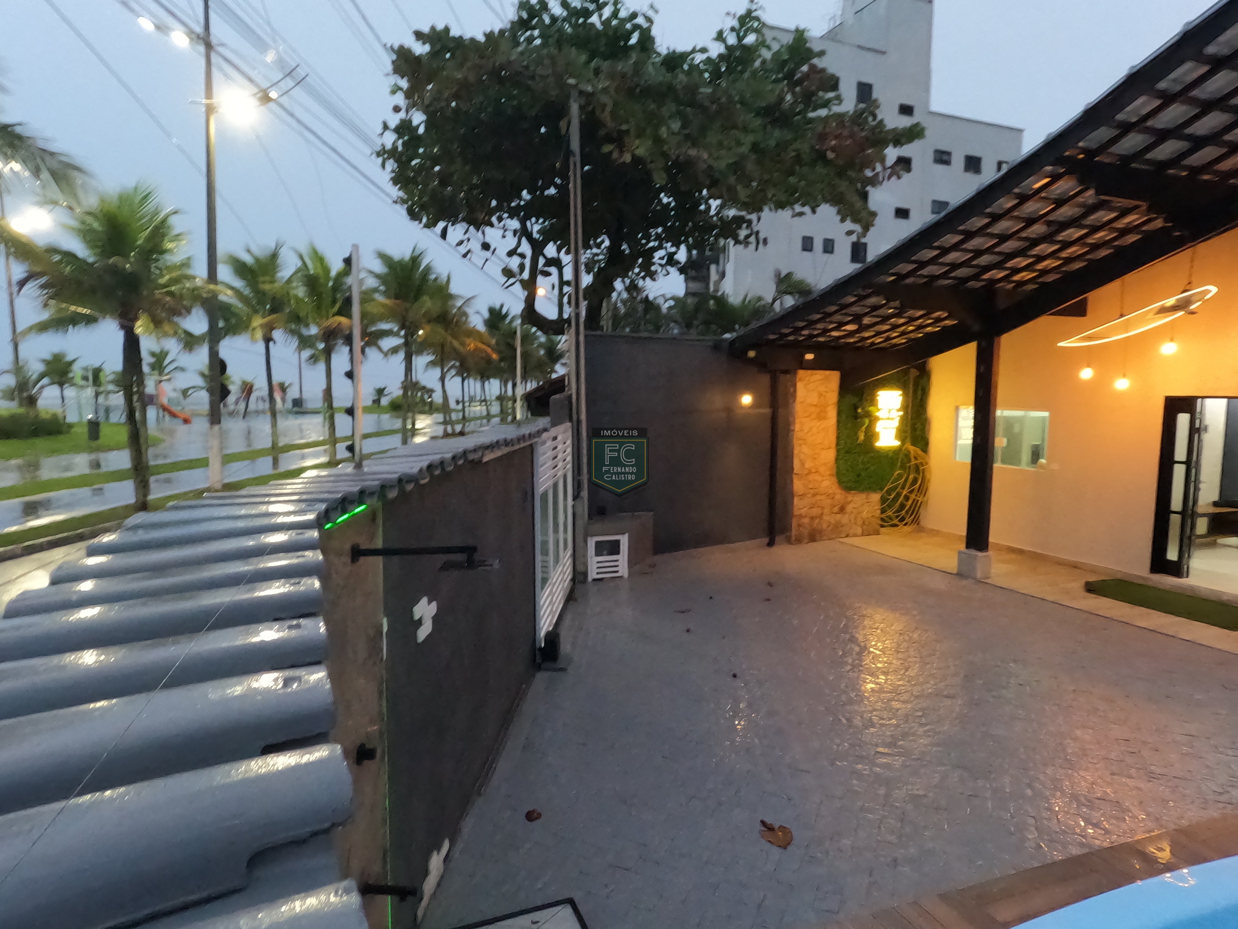 Casa térrea de esquina em frente ao mar, 3 dormitórios (1 su