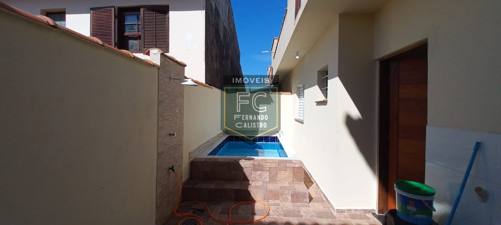 Casa térrea na praia em condomínio fechado, mobiliada, 2 dor