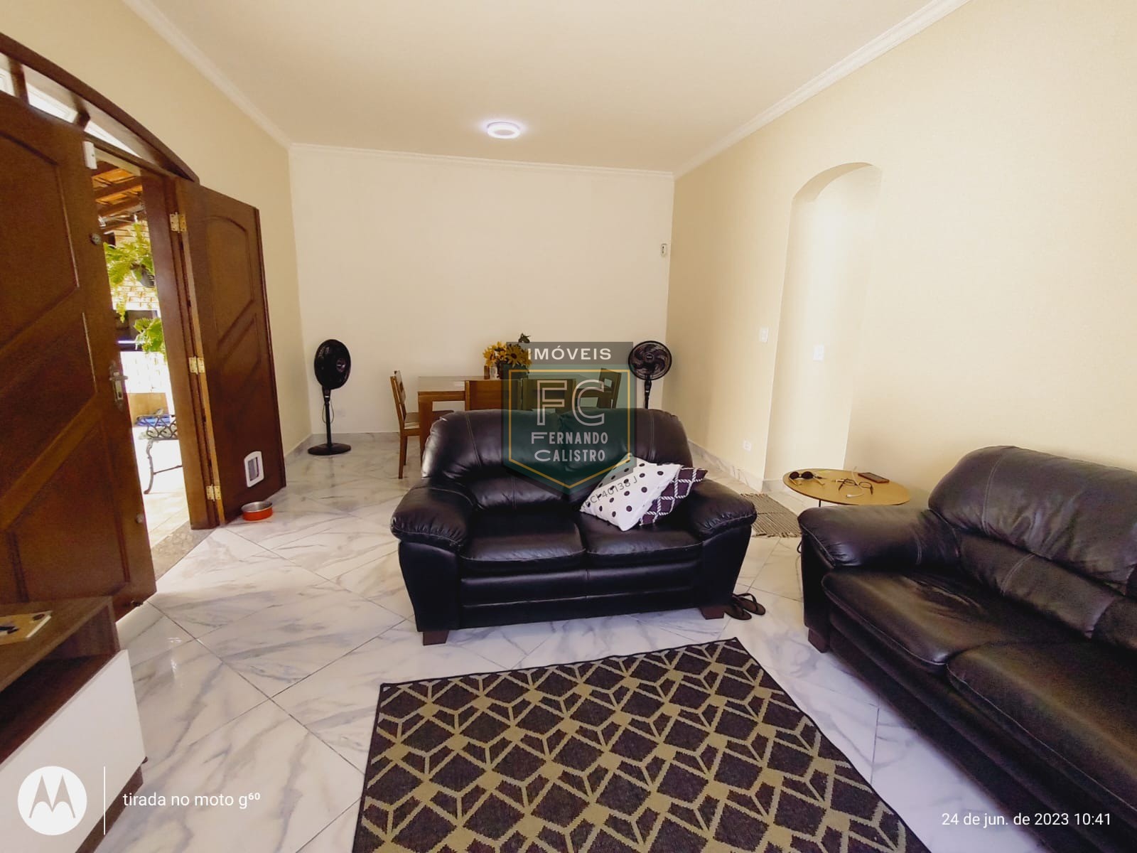 Casa térrea 3 dormitórios (1 suíte) de esquina modernizada, 