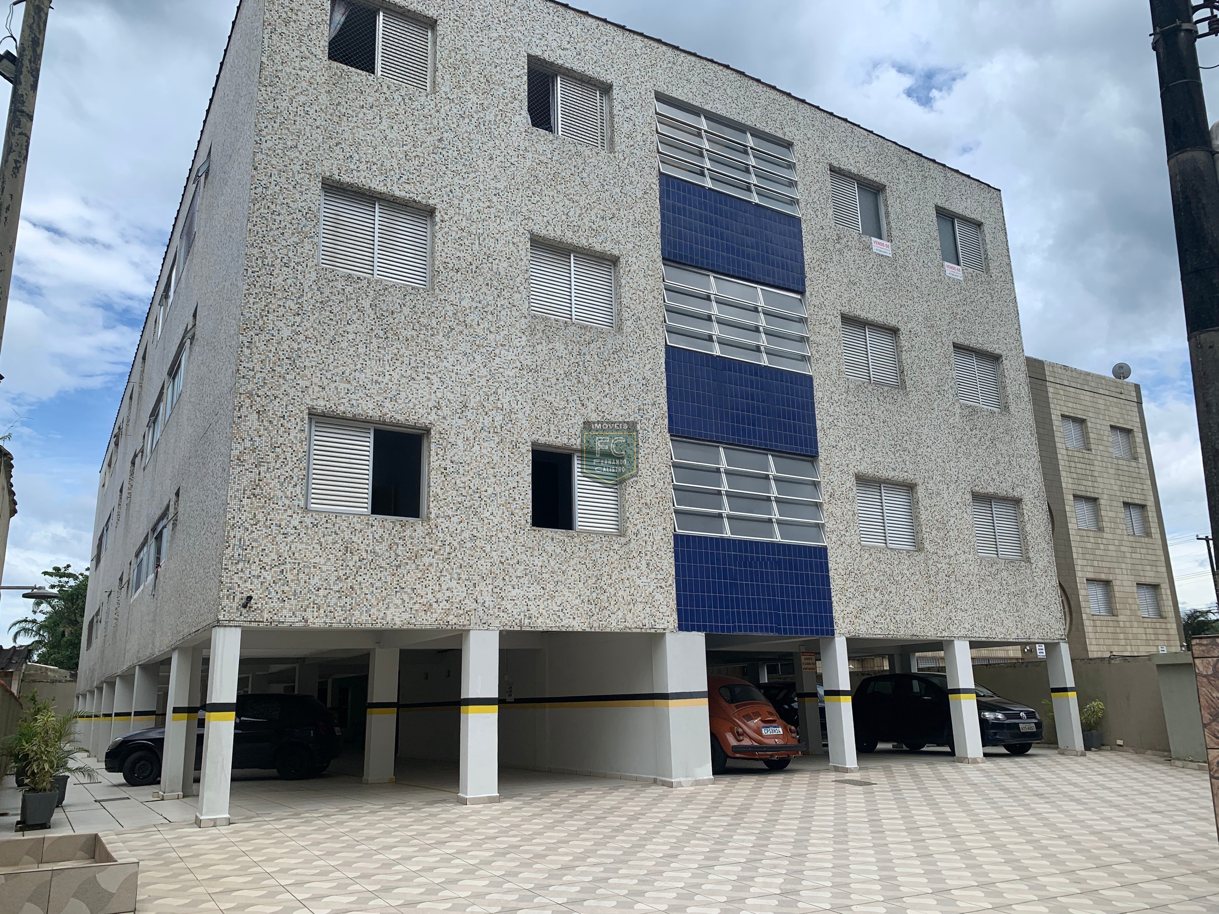 Apartamento 2 dormitórios ensolarado frente rua, a passos da praia, mobiliado, 1º andar de escada, financia, região central, v. Atlântica, mongaguá sp