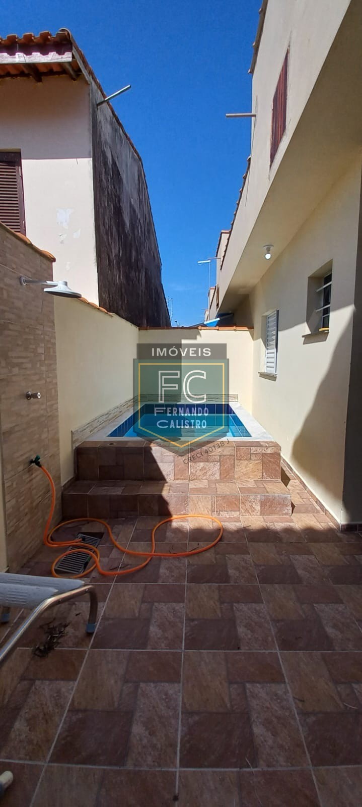 Casa Térrea na Praia em Condomínio Fechado, Mobiliada, 2 Dormitórios, Quintal c/ Piscina e Churrasqueira, 1 Vaga, Financia, Cibratel II, Itanhaém SP