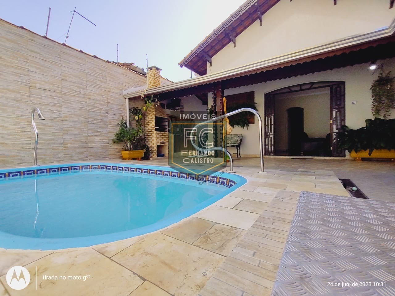 Casa térrea 3 dormitórios (1 suíte) de esquina modernizada, 