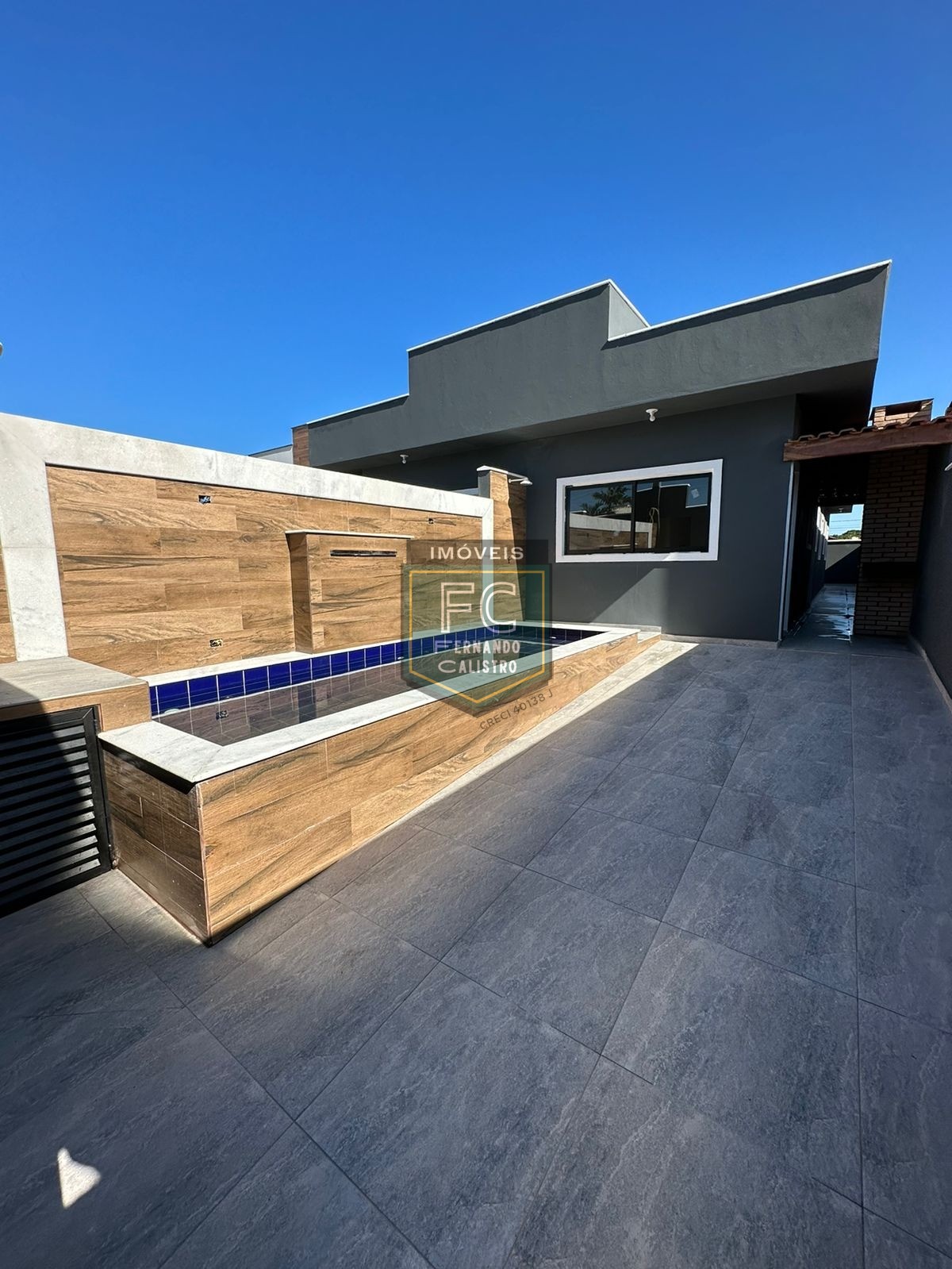 Casas novas prontas para morar, 2 dormitórios (1 suíte), quintal c/ piscina, área gourmet c/ churrasqueira, 2 vagas, 750 mts da praia, itanhaém - sp