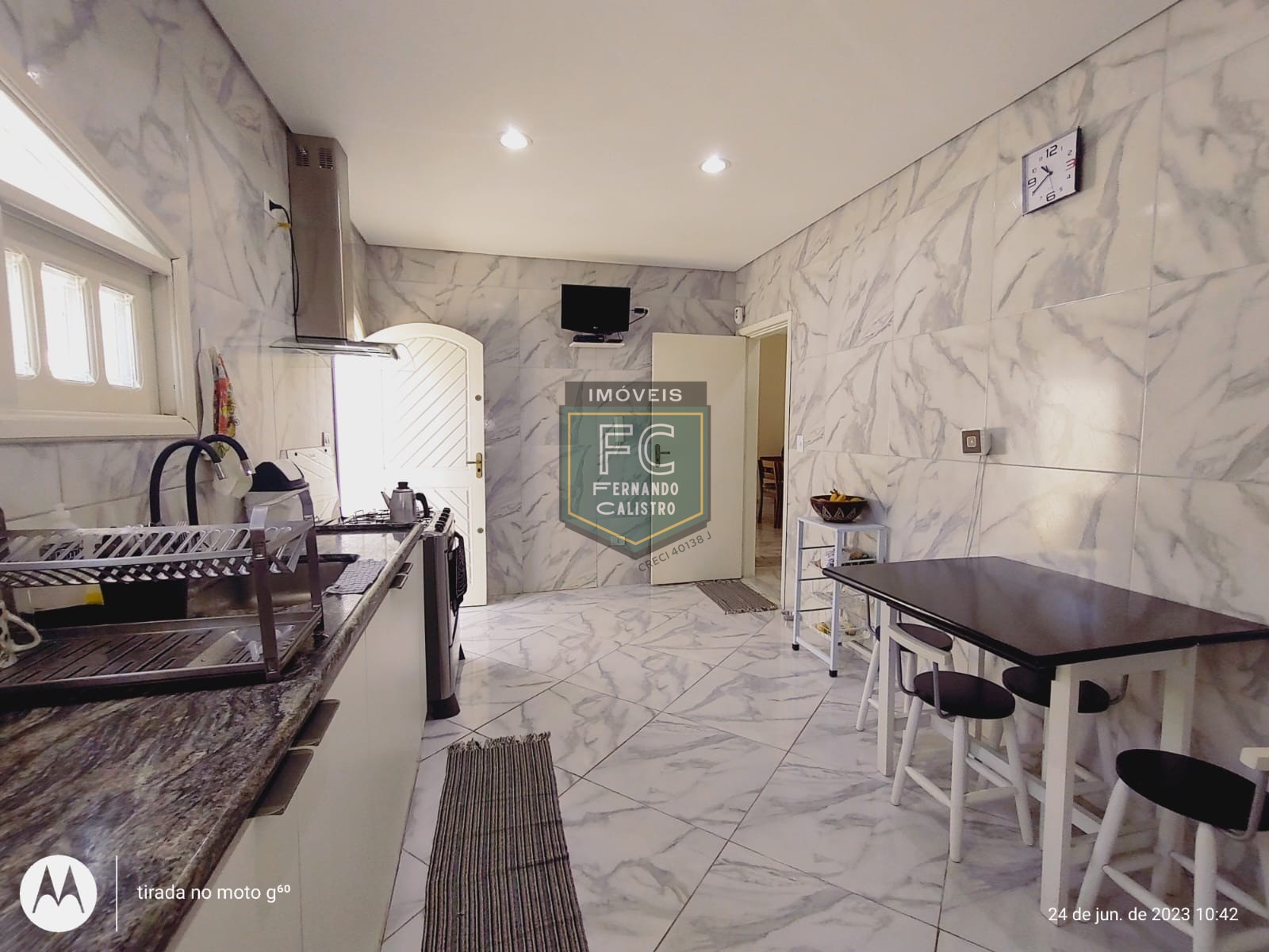 Casa térrea 3 dormitórios (1 suíte) de esquina modernizada, 