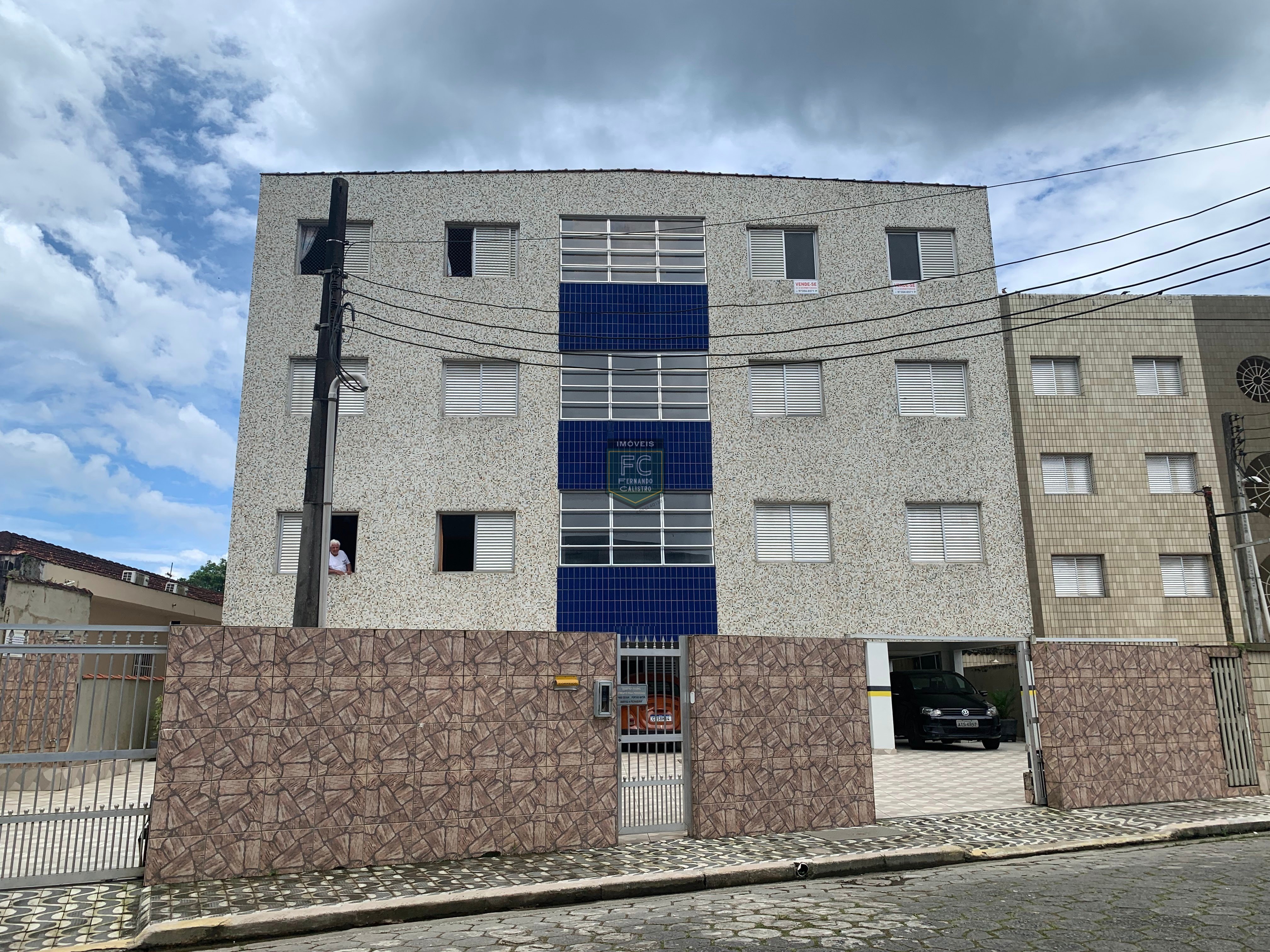 Apartamento 2 dormitórios ensolarado frente rua, a passos da praia, mobiliado, 1º andar de escada, financia, região central, v. Atlântica, mongaguá sp