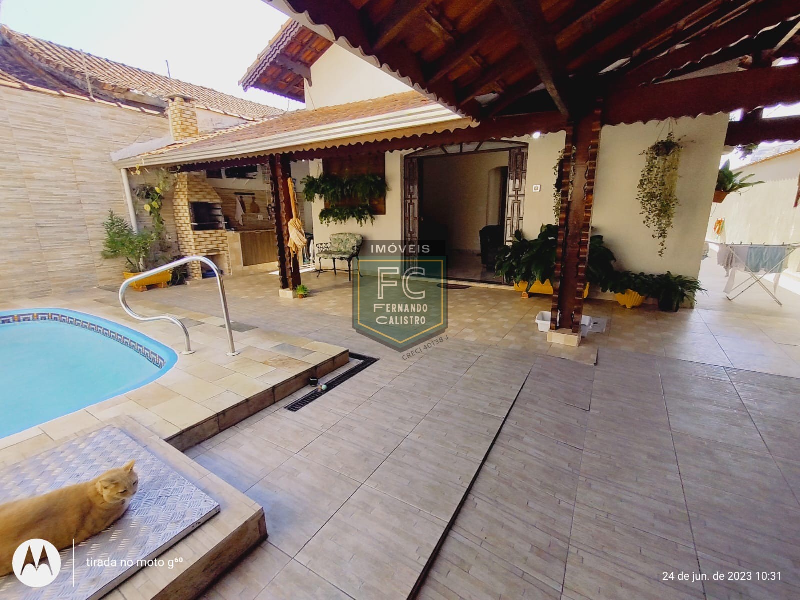 Casa térrea 3 dormitórios (1 suíte) de esquina modernizada, 