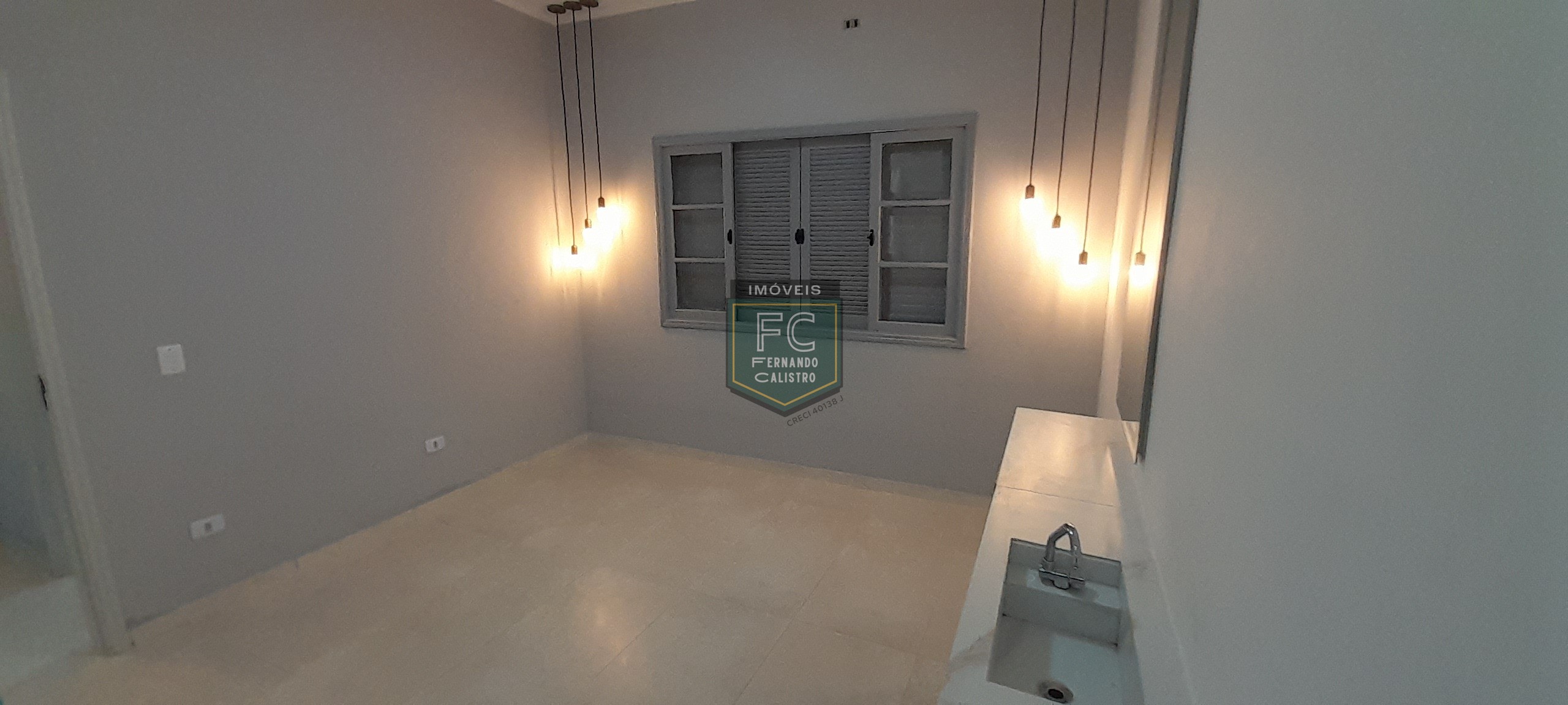 Casa Térrea de Esquina em Frente ao Mar, 3 Dormitórios (1 Suíte) Reformada, Piscina, Espaço p/ Churrasqueira, 3 Vagas, Jd. Imperador, Praia Grande SP