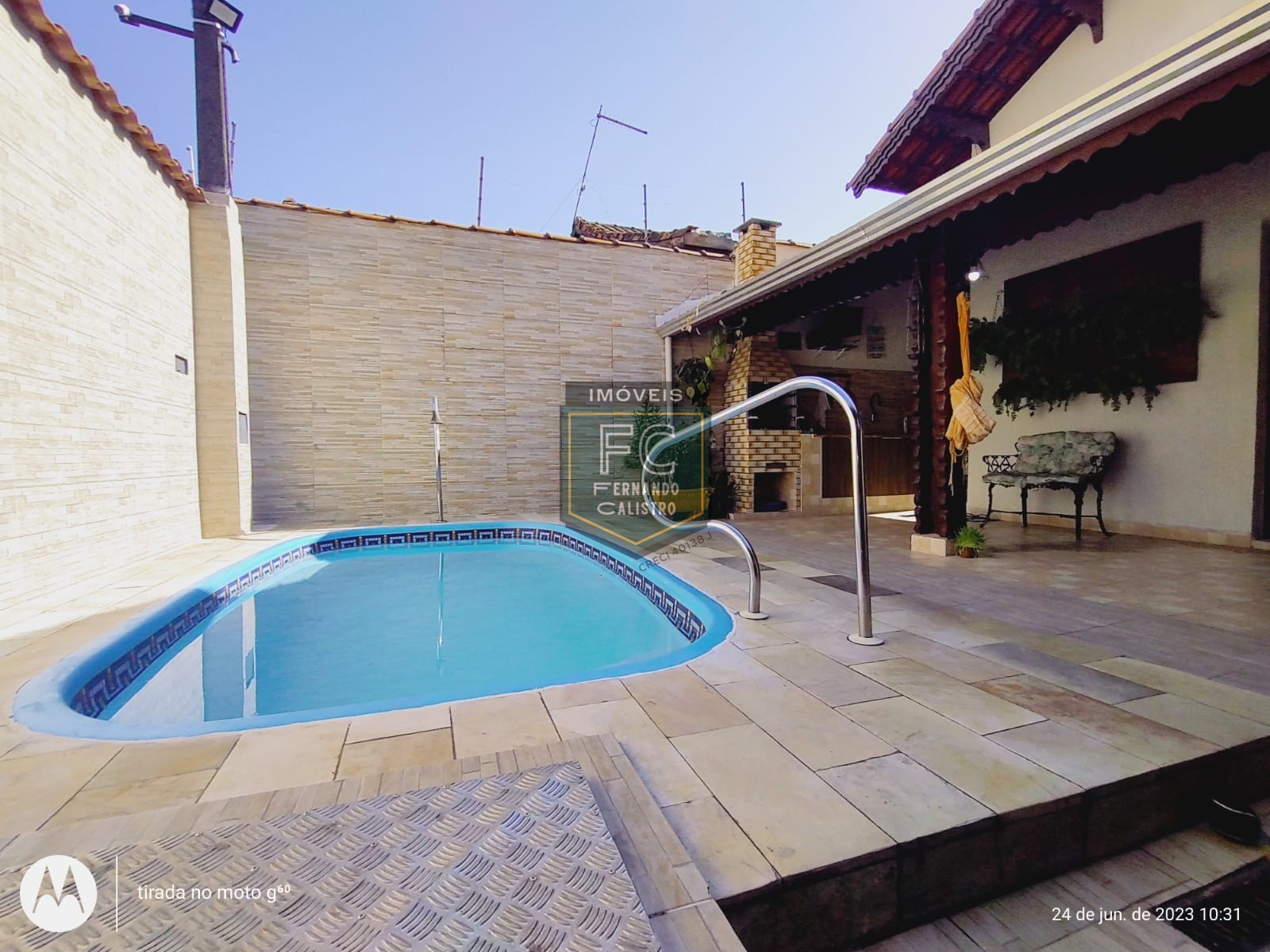 Casa térrea 3 dormitórios (1 suíte) de esquina modernizada, 
