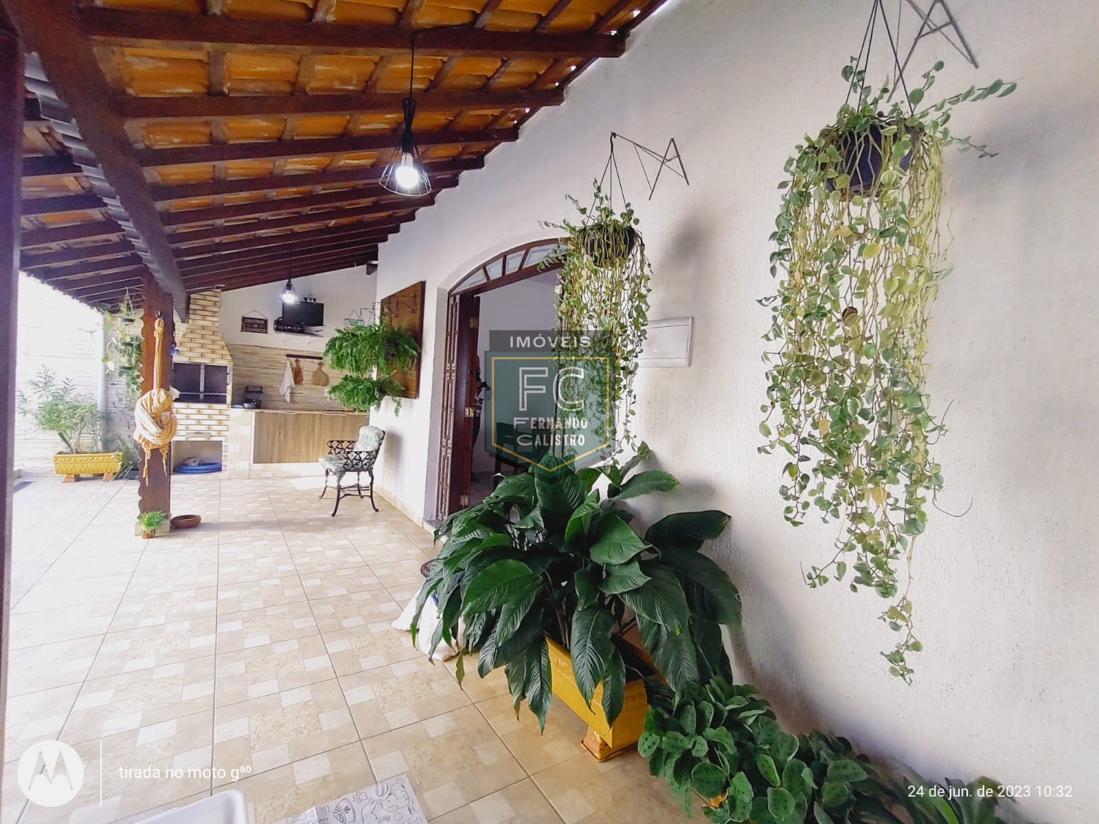 Casa térrea 3 dormitórios (1 suíte) de esquina modernizada, 