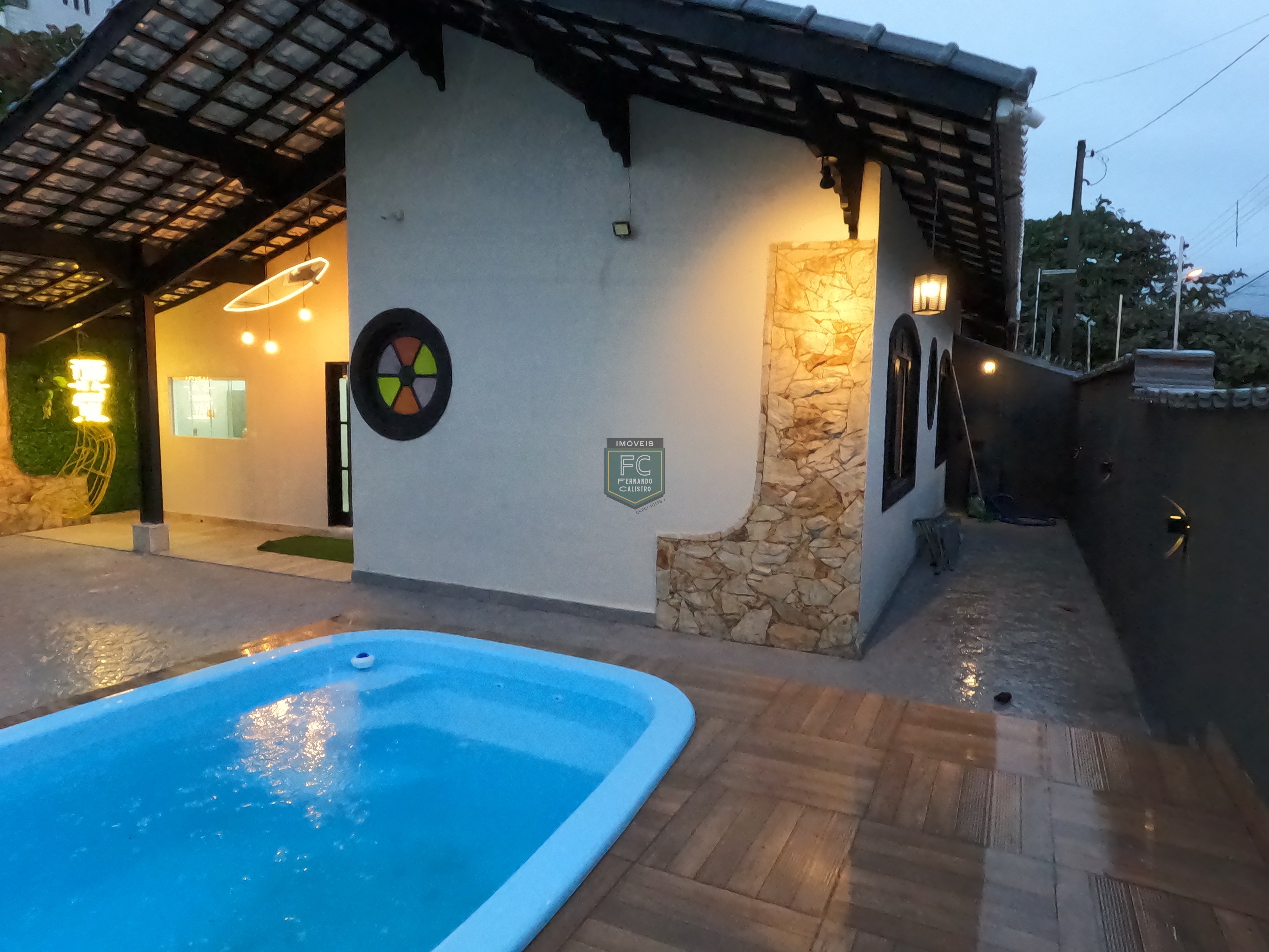 Casa térrea de esquina em frente ao mar, 3 dormitórios (1 su
