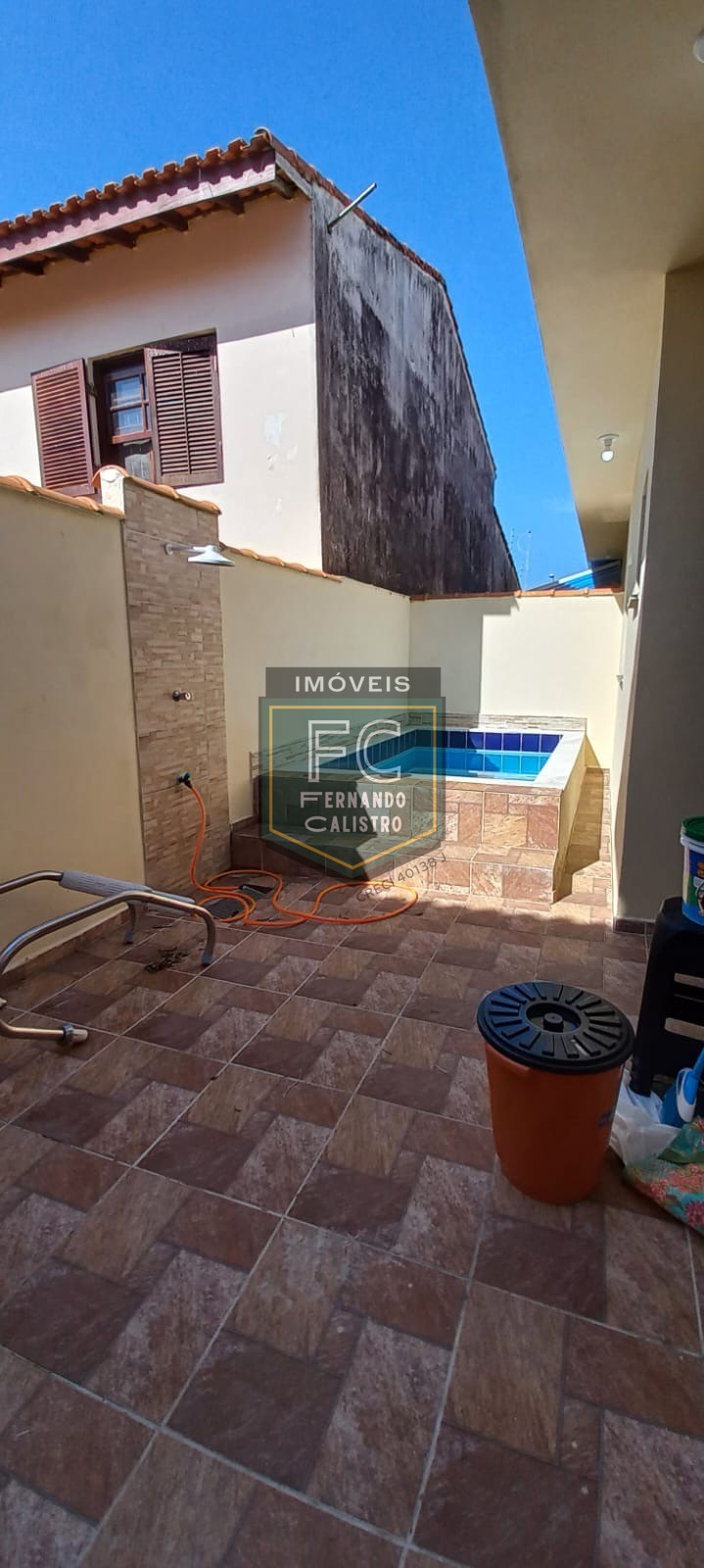 Casa Térrea na Praia em Condomínio Fechado, Mobiliada, 2 Dormitórios, Quintal c/ Piscina e Churrasqueira, 1 Vaga, Financia, Cibratel II, Itanhaém SP