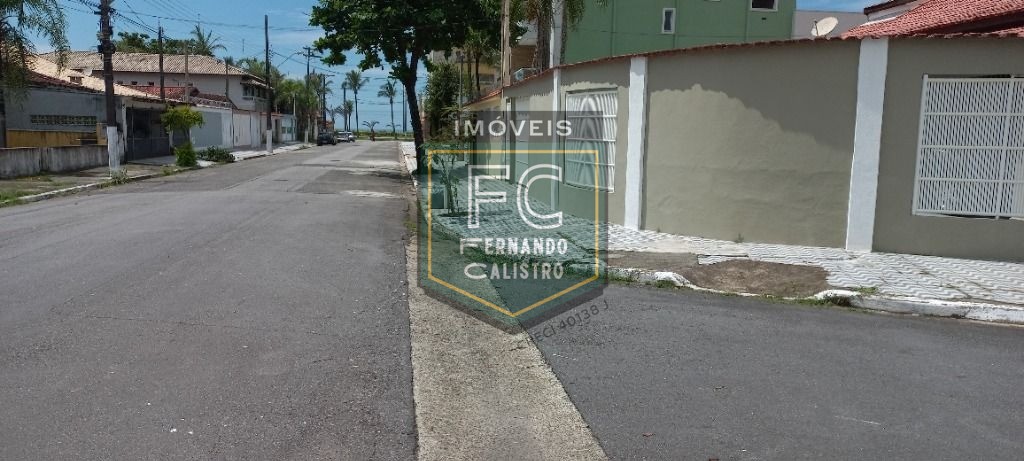 Casa térrea c/ piscina a passos da praia, 2 dormitórios, 2 b