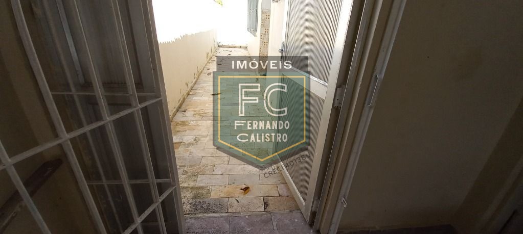 Casa térrea c/ piscina a passos da praia, 2 dormitórios, 2 b