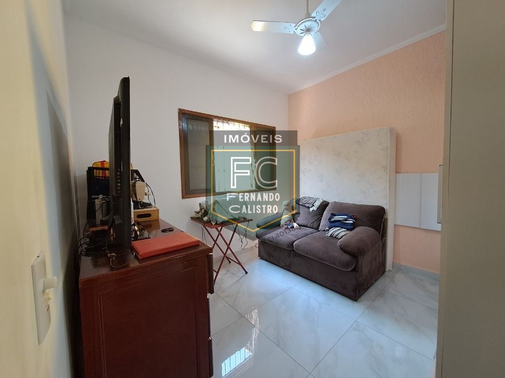 Linda Casa Térrea Reformada 2 Dormitórios, Área Coberta c/ Churrasqueira, 3 Vagas Cobertas, Financiamento Bancário, Viamar, V Caiçara, Praia Grande SP