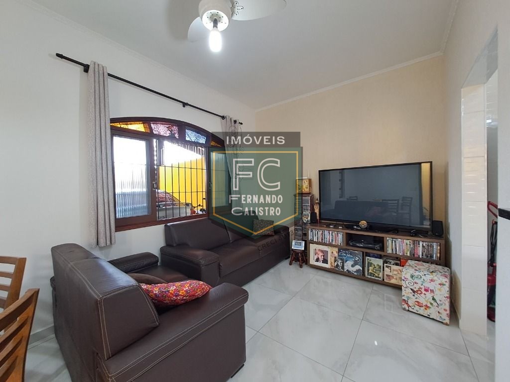 Linda casa térrea reformada 2 dormitórios, área coberta c/ c