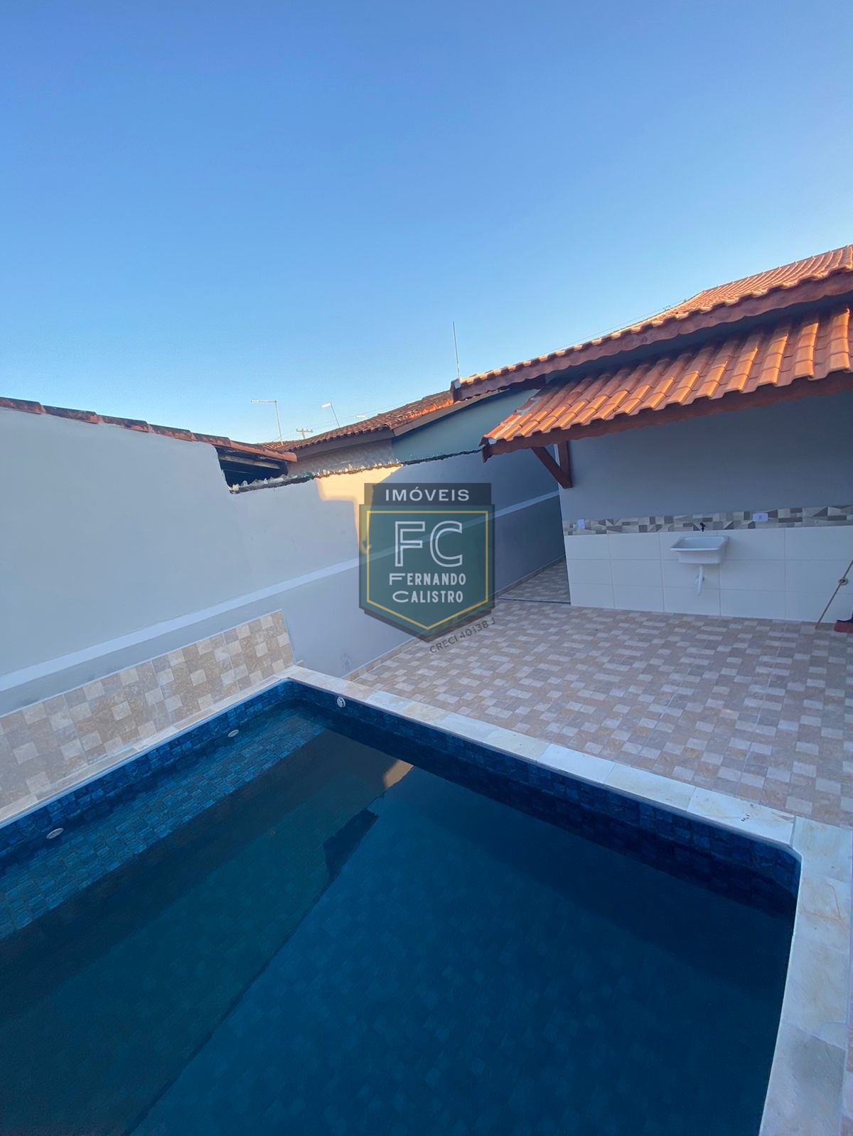 Casa térrea nova 2 dormitórios (1 suíte), quintal, piscina, 