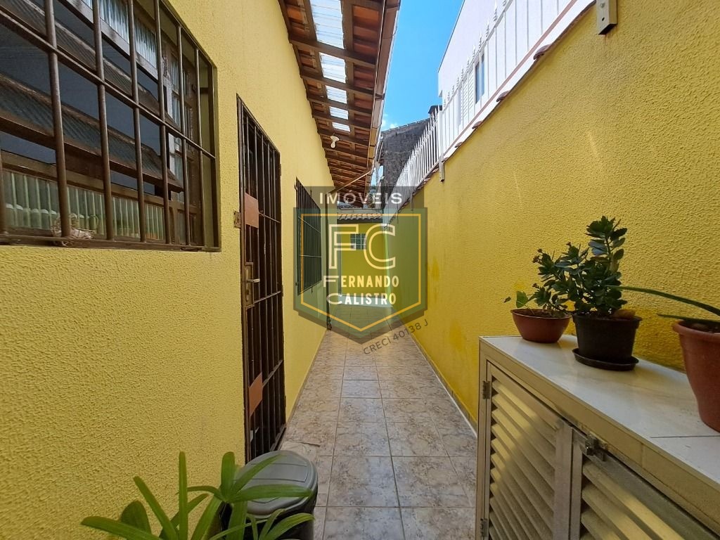 Linda Casa Térrea Reformada 2 Dormitórios, Área Coberta c/ Churrasqueira, 3 Vagas Cobertas, Financiamento Bancário, Viamar, V Caiçara, Praia Grande SP