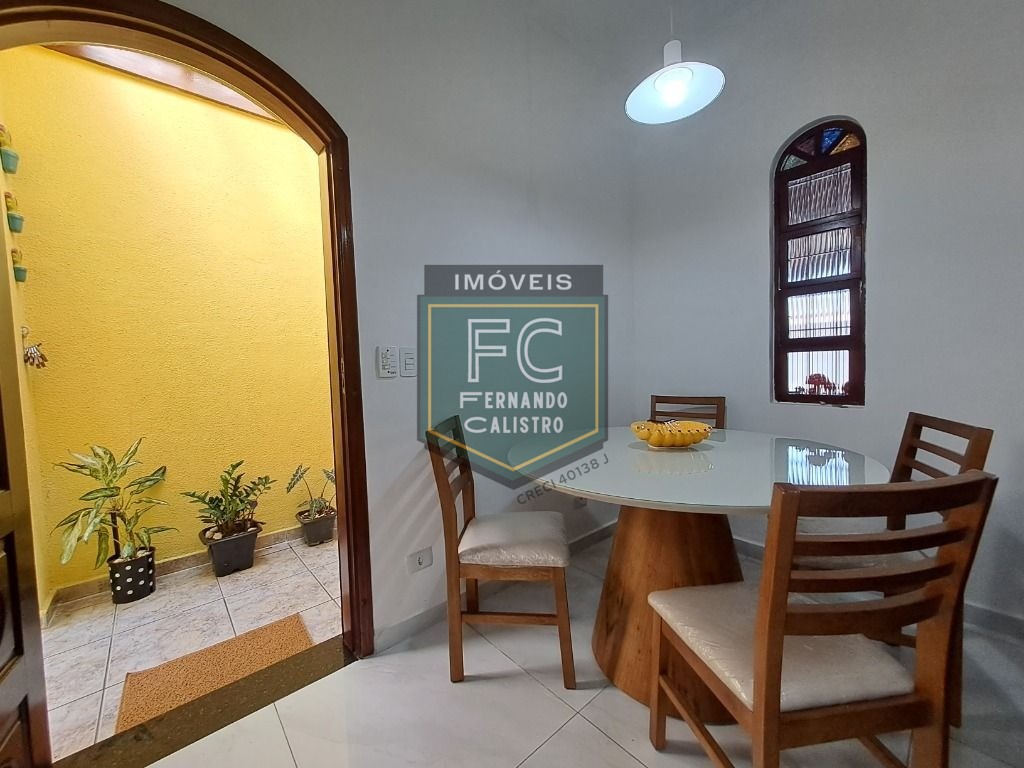 Linda casa térrea reformada 2 dormitórios, área coberta c/ c