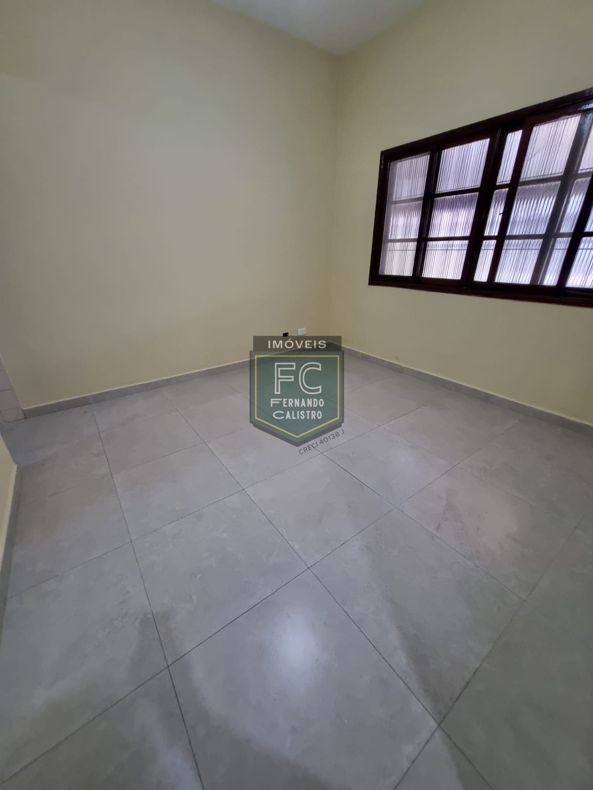 Casa térrea reformada 2 dormitórios (1 suíte) próxima ao centro de ocian, 2 vagas cobertas, z2, $ imperdível, financiamento bancário, praia grande sp