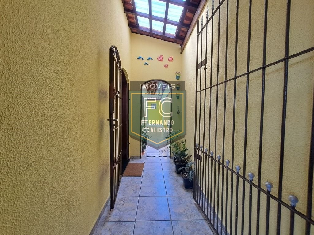 Linda casa térrea reformada 2 dormitórios, área coberta c/ c