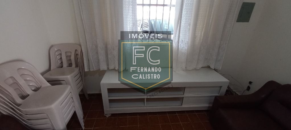 Casa térrea c/ piscina a passos da praia, 2 dormitórios, 2 b