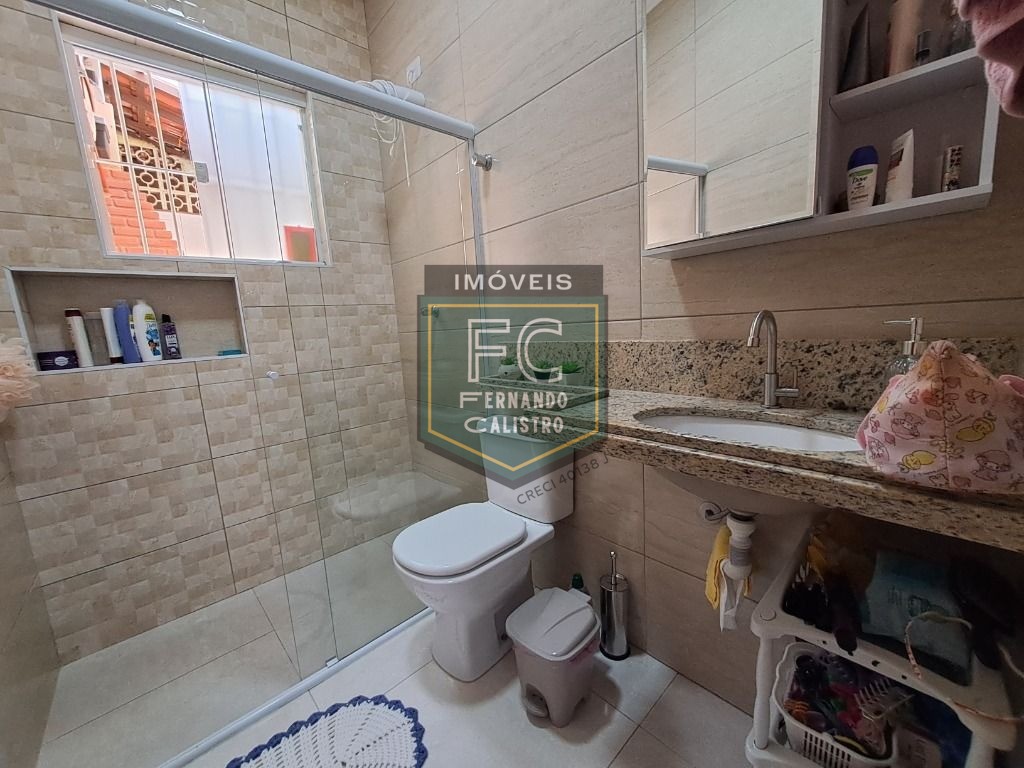 Linda Casa Térrea Reformada 2 Dormitórios, Área Coberta c/ Churrasqueira, 3 Vagas Cobertas, Financiamento Bancário, Viamar, V Caiçara, Praia Grande SP