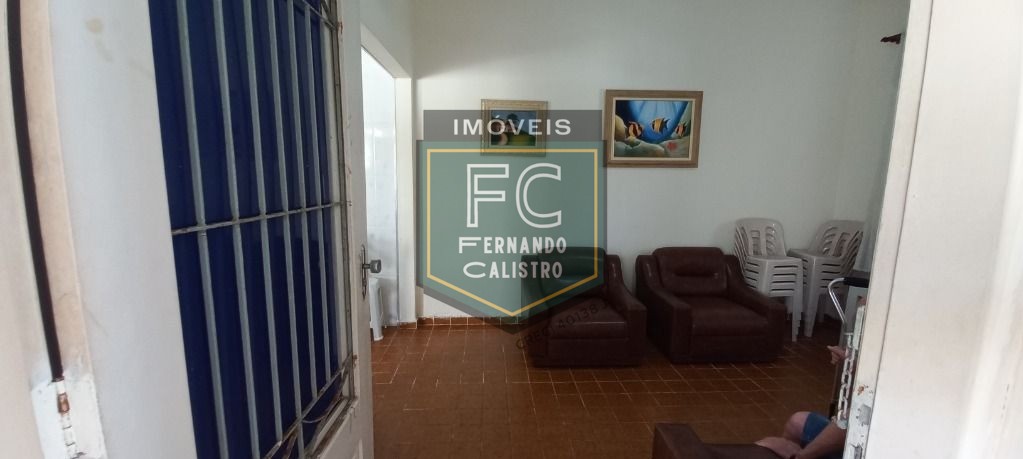 Casa térrea c/ piscina a passos da praia, 2 dormitórios, 2 b