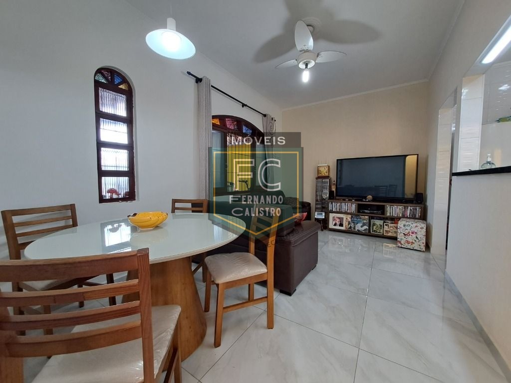Linda casa térrea reformada 2 dormitórios, área coberta c/ c