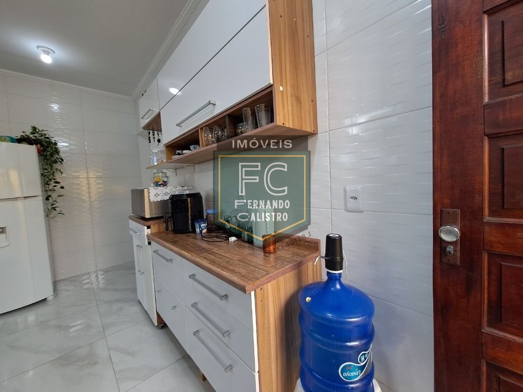 Linda casa térrea reformada 2 dormitórios, área coberta c/ c