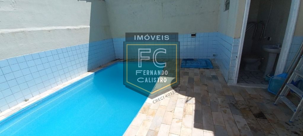 Casa térrea c/ piscina a passos da praia, 2 dormitórios, 2 b