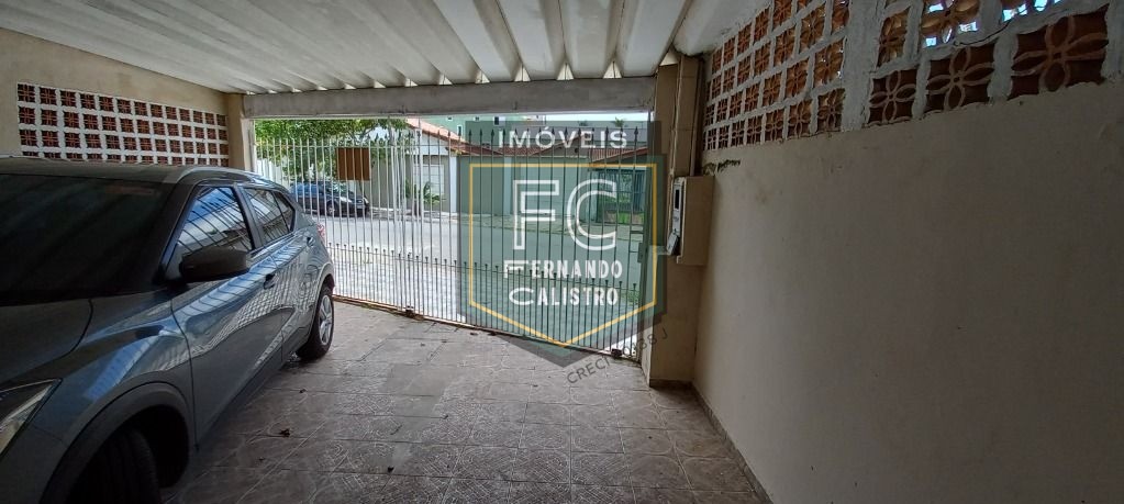 Casa térrea c/ piscina a passos da praia, 2 dormitórios, 2 b