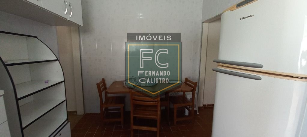 Casa térrea c/ piscina a passos da praia, 2 dormitórios, 2 b