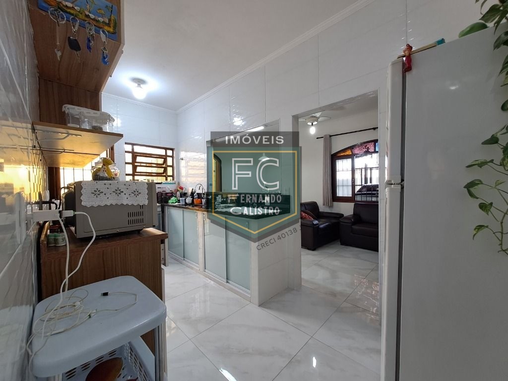 Linda casa térrea reformada 2 dormitórios, área coberta c/ c