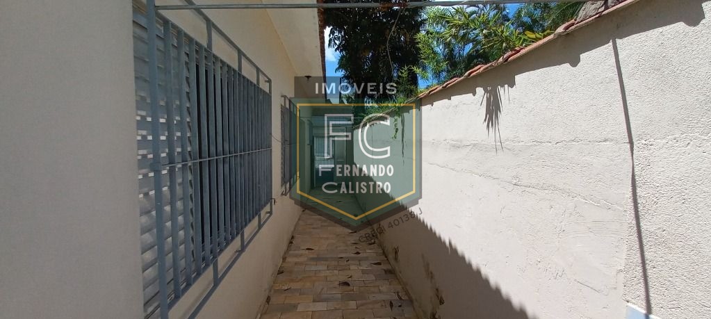 Casa térrea c/ piscina a passos da praia, 2 dormitórios, 2 banheiros, 3 vagas cobertas, $ imperdível, financiamento bancário, jd real, praia grande sp