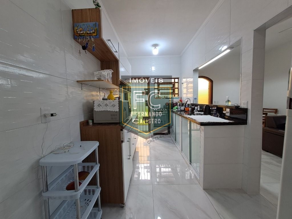 Linda casa térrea reformada 2 dormitórios, área coberta c/ c