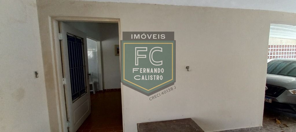 Casa térrea c/ piscina a passos da praia, 2 dormitórios, 2 b