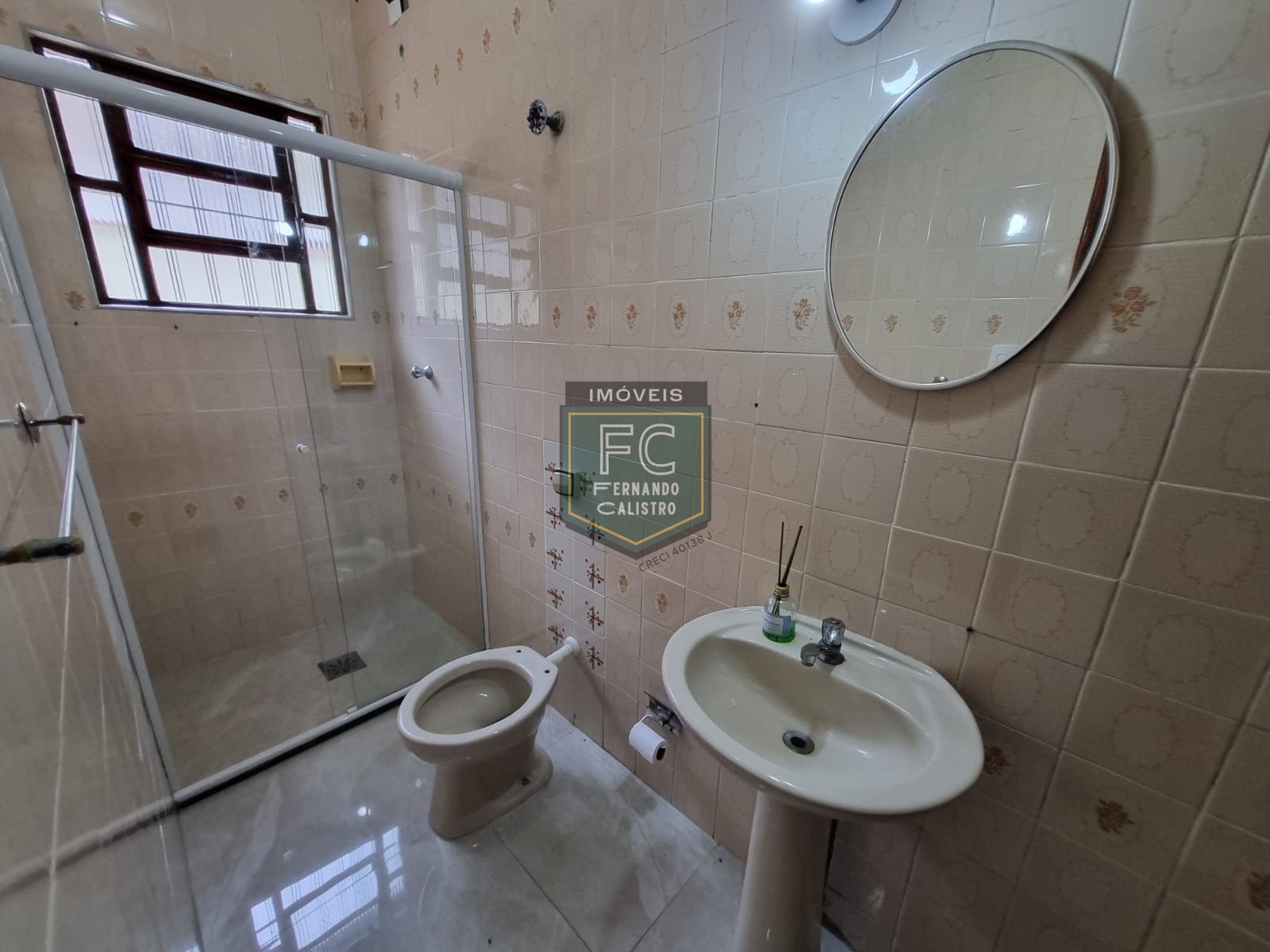 Casa térrea reformada 2 dormitórios (1 suíte) próxima ao centro de ocian, 2 vagas cobertas, z2, $ imperdível, financiamento bancário, praia grande sp