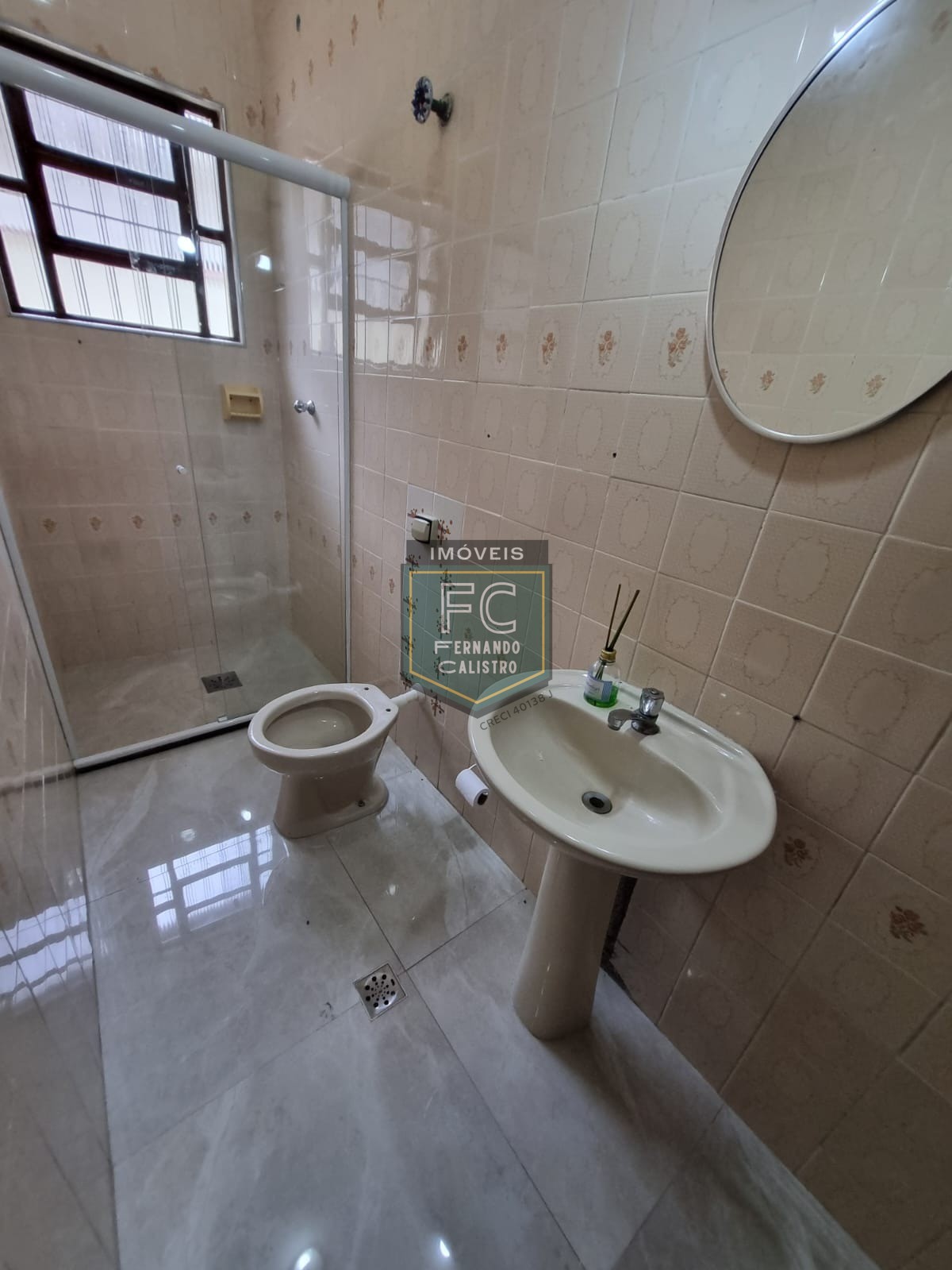 Casa térrea reformada 2 dormitórios (1 suíte) próxima ao centro de ocian, 2 vagas cobertas, z2, $ imperdível, financiamento bancário, praia grande sp