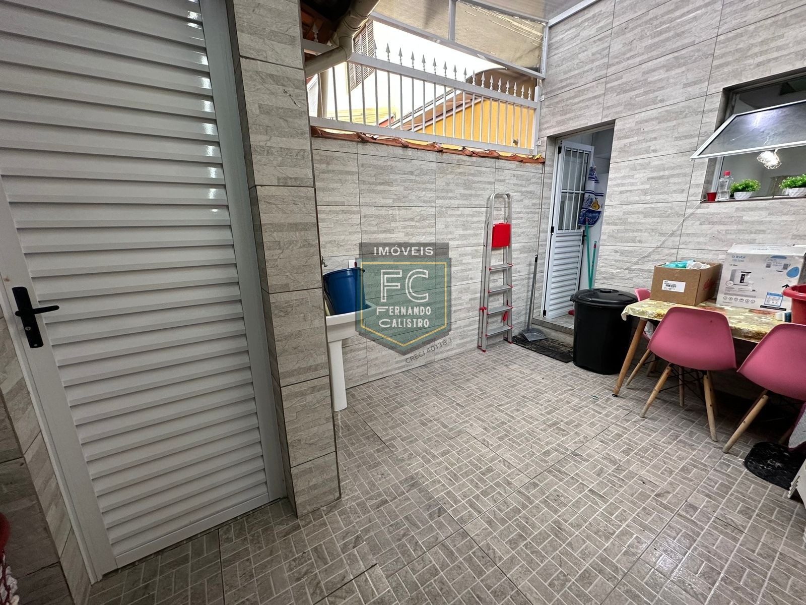 Sobrado Individual 2 Dormitórios (1 c/ Sacada c/ Vista p/ o Mar), Área Coberta c/ Churrasqueira, Financia, 70 Mts da Praia, V.Caiçara, Praia Grande SP