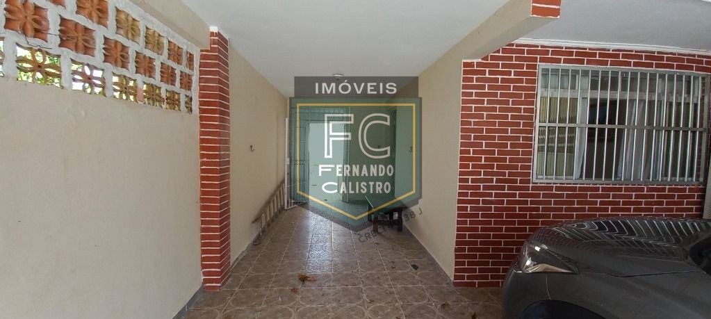 Casa térrea c/ piscina a passos da praia, 2 dormitórios, 2 b