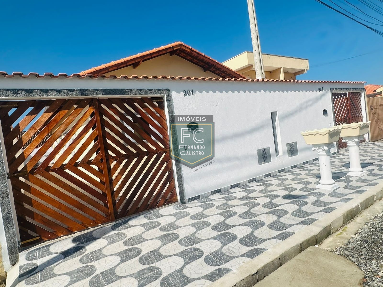 Casa térrea nova, 2 dormitórios (1 suíte), quintal, piscina,